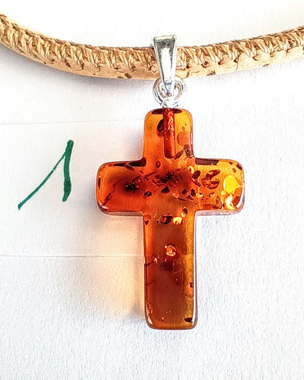 Kreuz aus Bernstein an Korkkordel von Tikiwe-Taschen aus Kork