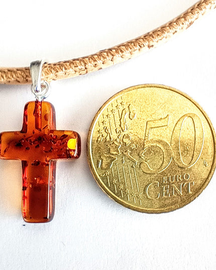 Kreuz aus dunklem Bernstein mit 50 ct Stück wg der Gröüenverhältnisse