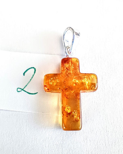 Kreuz aus honigfarbenen Bernstein mit silberner Öse, Tikiwe-Taschen aus Kork