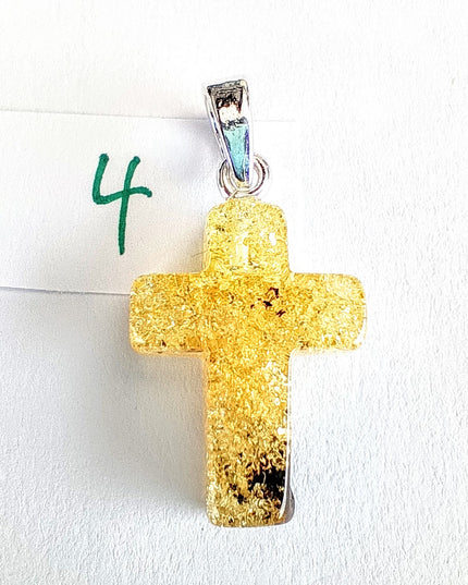 Kreuz aus sehr hellem Bernstein und dunklem Einschluss rechts unten, viele Einschlüsse, Tikiwe-Taschen aus Kork