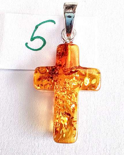 Kreuz aus honigfarbenen Bernstein mit einem Wirbel aus Einschlüssen und silberner Öse, Tikiwe-Taschen aus Kork