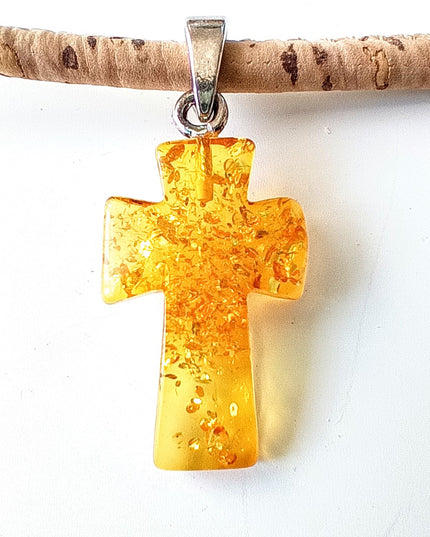 Kreuz aus hellem Bernstein mit Einschlüssen, die wie ein Schneegestöber aussehen, Öse aus 925 Silber, Kordel Kork, Verschluss Zamak