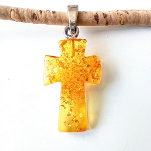 Kreuz aus hellem Bernstein mit Einschlüssen, die wie ein Schneegestöber aussehen, Öse aus 925 Silber, Kordel Kork, Verschluss Zamak