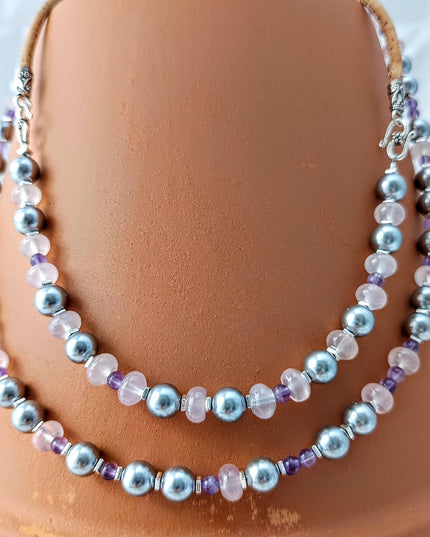 Layering mit und ohne Kork Collier, 54 cm, Magnetschließe, Muschelkernperlen grau, rosa Calcit, Amethyst, nicht vegan!