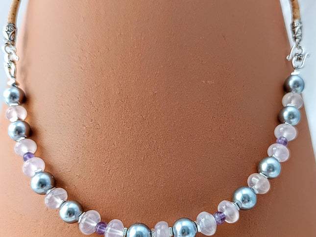Magnetschließe, Muschelkernperlen grau, rosa Calcit, Amethyst, Kordel aus Kork, Tikiwe