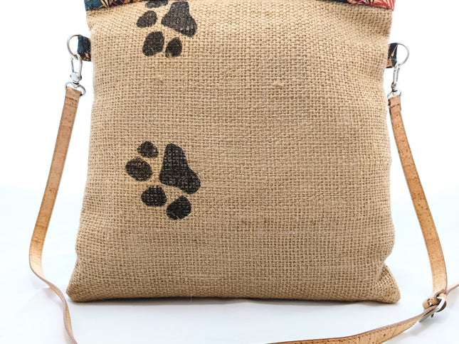 Rückseite TikiweMaunz, Kaffeesack mit 2 Pfotenabdrücken