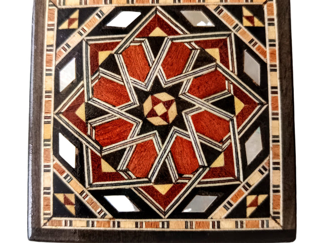 Schatzkästchen Nr. 2 aus Birkenholz mit einem eingeleten Stern auf dem Deckel. Perlmutt, achtung nicht vegan