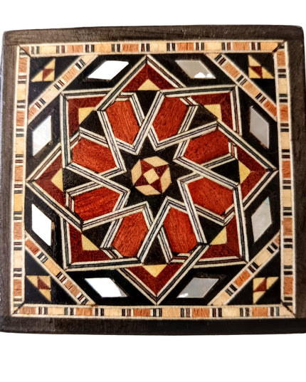 Schatzkästchen Nr. 2 aus Birkenholz mit einem eingeleten Stern auf dem Deckel. Perlmutt, achtung nicht vegan