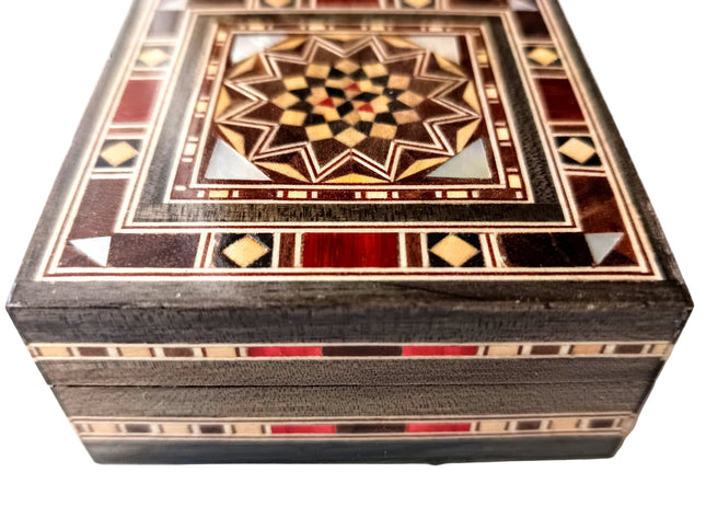 Schatzkästchen aus Birkenolz mit geometrischen Einlegearbeiten, achtung: nicht vegan