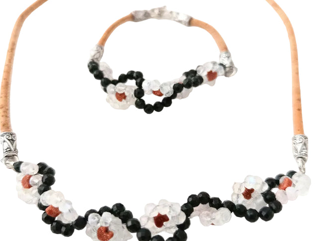 Armband und Collier aus Kork, Mittelteil Mondstein-, Goldfluss- und Grünfluss-Perlchen, Gänseblümchen an grüner Ranke, handmade by Tikiwe