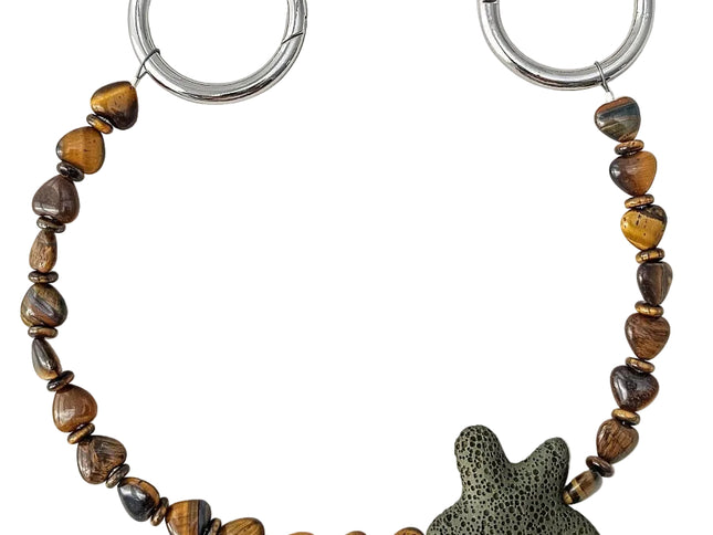 Taschenkette von Tikiwe. Herzen und Scheiben aus Tigerauge mit einem grünen Stern aus Vulkanstein. 2 große, runde, silberfarbene Karabiner