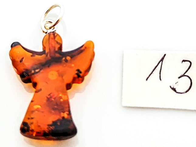 Engel Nr. 13 aus polnischem Bernstein mit silberner Öse an einer Kordel aus Kork, honigfarben mit dunklen Streifen
