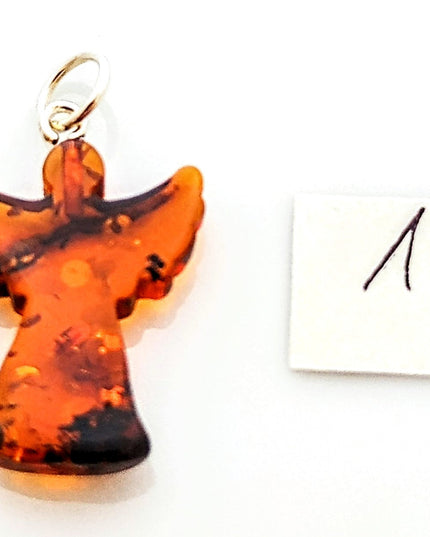 Engel Nr. 13 aus polnischem Bernstein mit silberner Öse an einer Kordel aus Kork, honigfarben mit dunklen Streifen