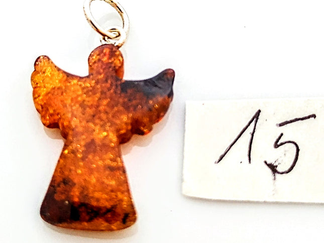 Engel Nummer 15 aus polnischem Bernstein mit silberner Öse an einer Kordel aus Kork, honigfarben mit einschlüssen
