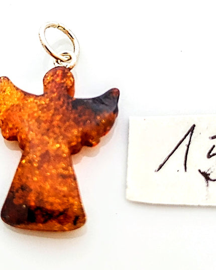 Engel Nummer 15 aus polnischem Bernstein mit silberner Öse an einer Kordel aus Kork, honigfarben mit einschlüssen