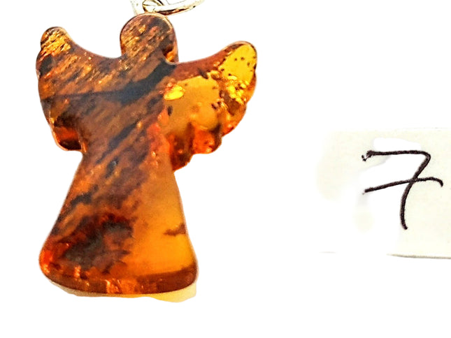Engel Nummer 7 aus polnischem Bernstein mit silberner Öse an einer Kordel aus Kork