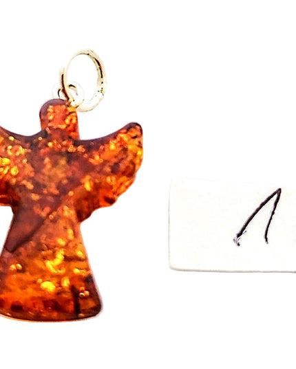 Engel Nummer 11 aus polnischem Bernstein mit silberner Öse an einer Kordel aus Kork honigfarben mit vielen Einschlüssen