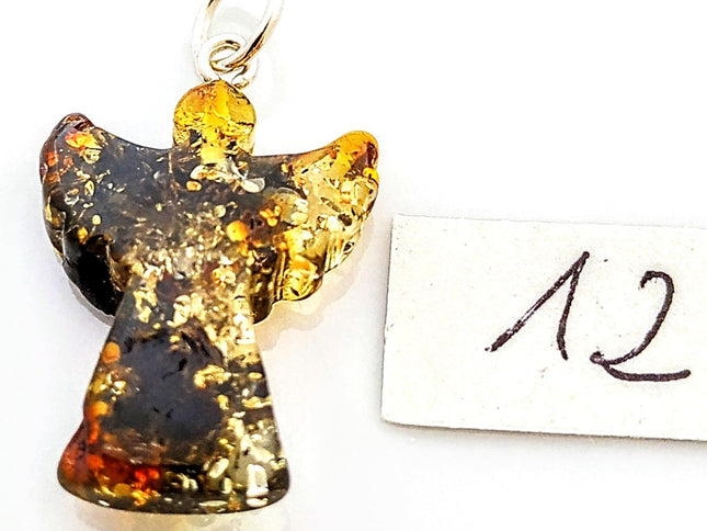 Engel Nummer 12 aus polnischem Bernstein mit silberner Öse an einer Kordel aus Kork von dunkel zu hell