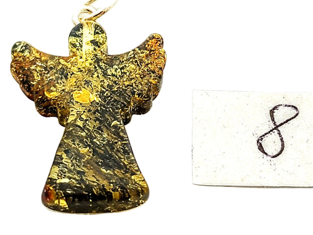 Engel Nummer 8 aus polnischem Bernstein mit silberner Öse an einer Kordel aus Kork, schimmert leicht grünlich, viele Einschlüsse, sehr schick