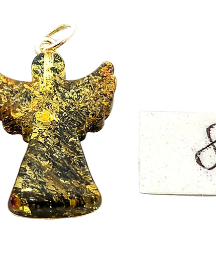 Engel Nummer 8 aus polnischem Bernstein mit silberner Öse an einer Kordel aus Kork, schimmert leicht grünlich, viele Einschlüsse, sehr schick