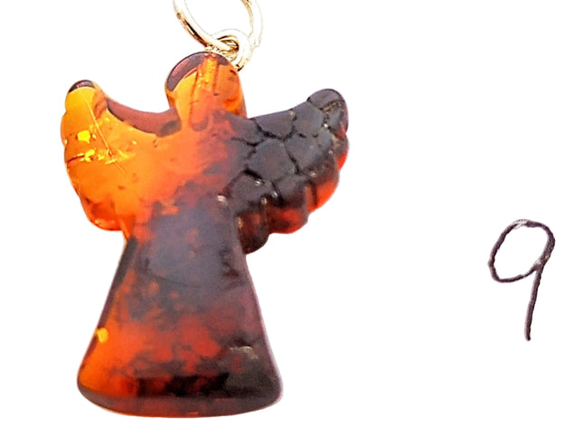 Engel Nummer 9 aus polnischem Bernstein mit silberner Öse an einer Kordel aus Kork mit Farbverlauf von hell zu dunkel