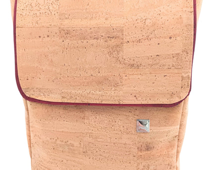 TikiweGnutlah Rucksack aus naturfarbenen Kork Basisversion mit burgunderfarbenen Paspol