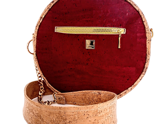 TikiweKarli kreisrunde Korktasche mit abnehmbarem Schulteriemen, naturfarbener Kork mit goldenen Flakes, Schulterriemen aus goldfarbener, schwerer Panzerkette mit einem weichen Schulterteil aus Kork