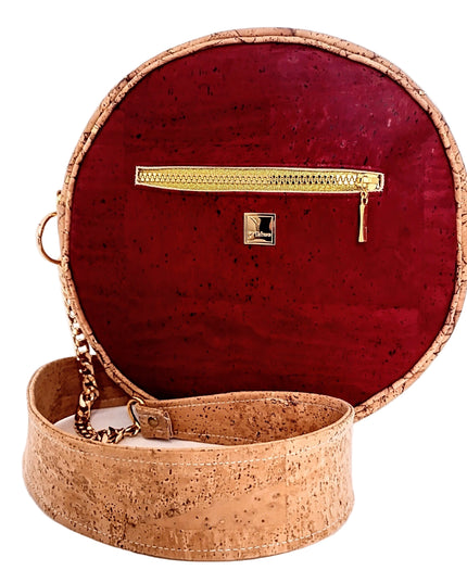 TikiweKarli kreisrunde Korktasche mit abnehmbarem Schulteriemen, naturfarbener Kork mit goldenen Flakes, Schulterriemen aus goldfarbener, schwerer Panzerkette mit einem weichen Schulterteil aus Kork