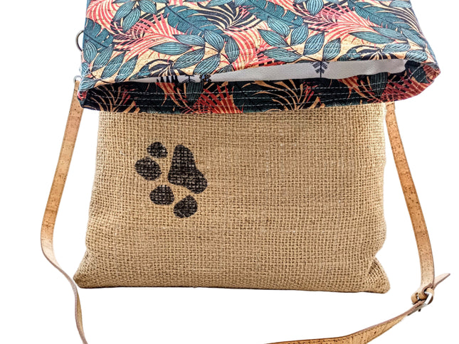 TikiweMaunz, Kaffeesack mit Pfotenaufdruck auf der einen seite, auf der anderen Kork mit wildem Dschungelmuster. Innen 100% Viskosefutter mit Innenfächern und niedlichem afrikanischem Druck