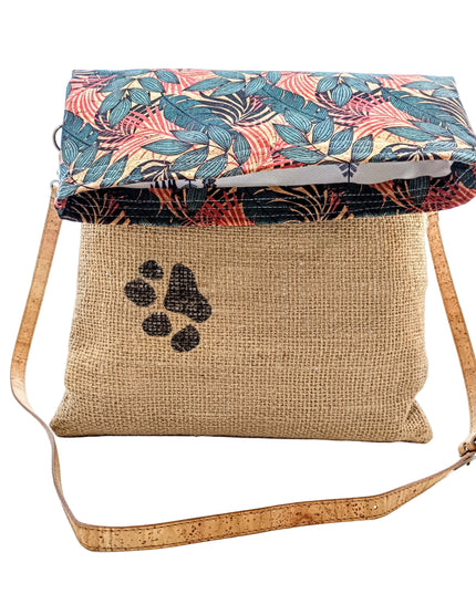 TikiweMaunz, Kaffeesack mit Pfotenaufdruck auf der einen seite, auf der anderen Kork mit wildem Dschungelmuster. Innen 100% Viskosefutter mit Innenfächern und niedlichem afrikanischem Druck