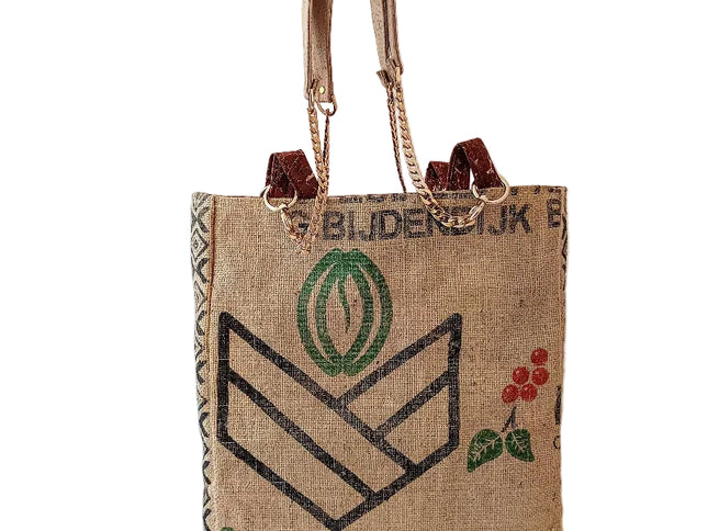 Tikiwe_CityKaffeeseite2 mit Kaffeebeeren und Bohnendetails