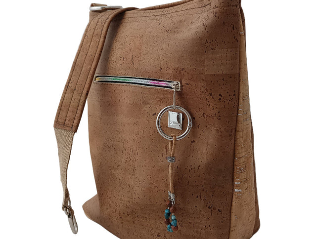 schokobraune Tikiwe Lady Korktasche mit Taschenanhänger aus Apatit und Goldfluss