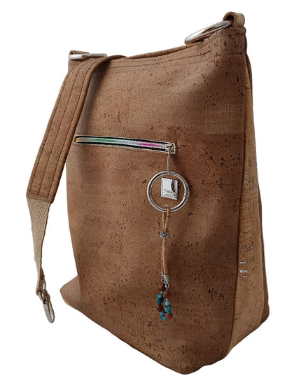 schokobraune Tikiwe Lady Korktasche mit Taschenanhänger aus Apatit und Goldfluss