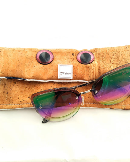 Tikiwe®ojo, Brillenetui aus Kork, naturfarben, Ansicht mit Brille, Lieferung ohne Brille