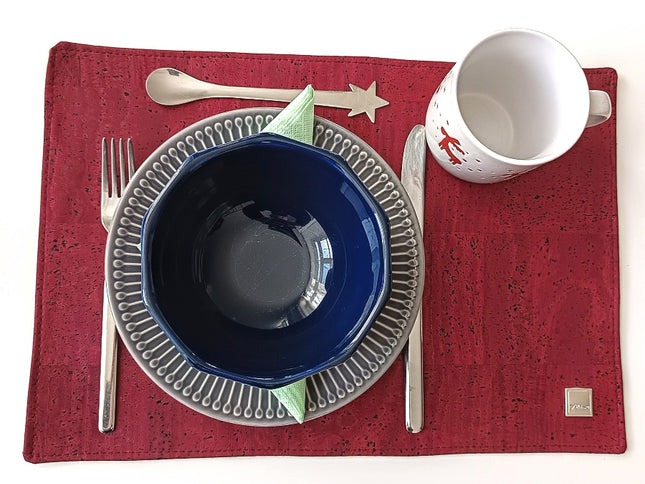 Burgunderfarenes Tischset aus Kork von Tikiwe