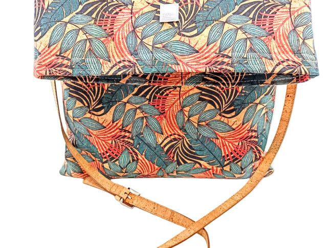 Vorderseite TikiweMaunz, wilder Dschungelprint in grün/rot/schwarz/korkfarben