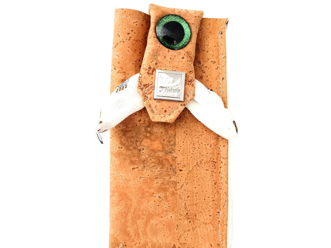 Tikiwe Zyklop, der kleine Brillenzyklop, naturfarbener Kork, glitzerndes grünes Augen, Brillenputztuch