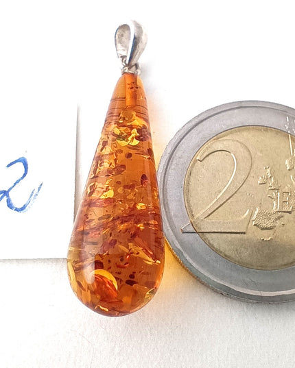 langer schmaler Bernsteintropfen Nr 2 mit 925 Silberöse an Korkkordel