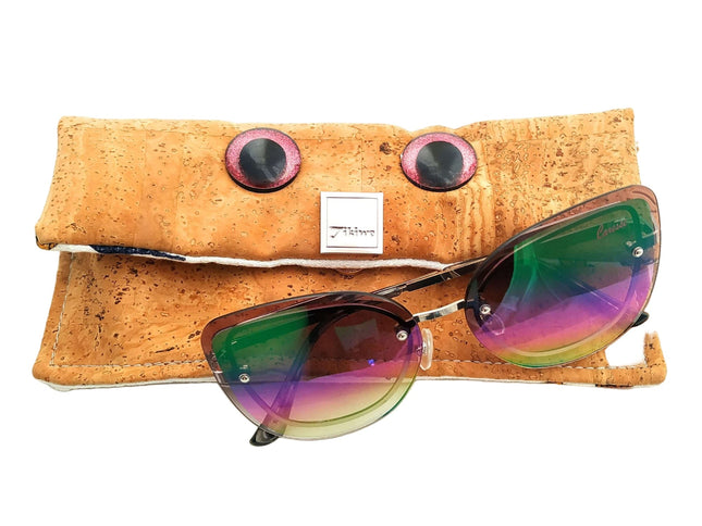 Tikiwe ojo, der kleine Brillenvampir, naturfarbener Kork, glitzernde Augen, Brillenputztuch, Imagebild