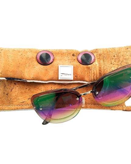 Tikiwe ojo, der kleine Brillenvampir, naturfarbener Kork, glitzernde Augen, Brillenputztuch, Imagebild