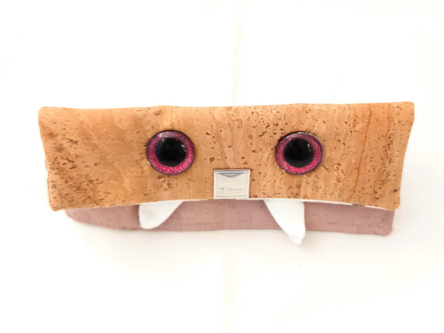 Tikiwe ojo, der kleine Brillenvampir, naturfarbener u. rosa Kork, glitzernde Augen, Brillenputztuch