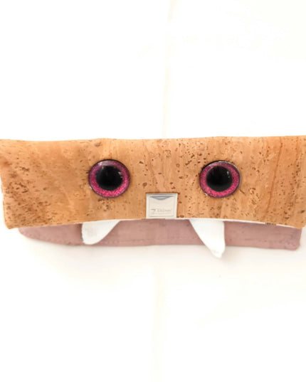 Tikiwe ojo, der kleine Brillenvampir, naturfarbener u. rosa Kork, glitzernde Augen, Brillenputztuch