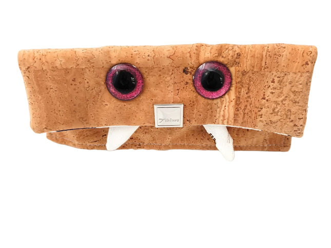 Tikiwe ojo, der kleine Brillenvampir, naturfarbener Kork, glitzernde Augen, Brillenputztuch