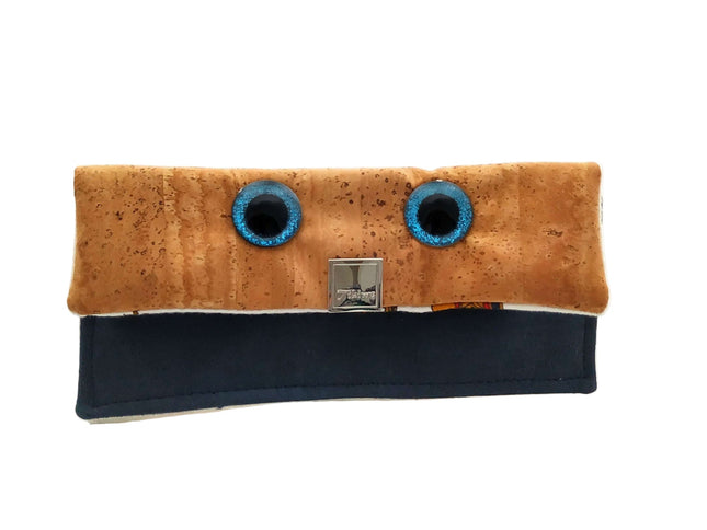 Tikiwe ojo, der kleine Brillenvampir, naturfarbener und dunkelblauer Kork, glitzernde Augen, Brillenputztuch