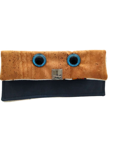 Tikiwe ojo, der kleine Brillenvampir, naturfarbener und dunkelblauer Kork, glitzernde Augen, Brillenputztuch