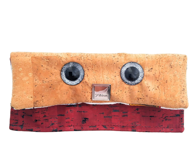 Tikiwe ojo, der kleine Brillenvampir, naturfarbener und burgunderfarbener Kork, glitzernde Augen, Brillenputztuch