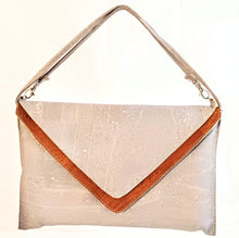 Lade das Bild in den Galerie-Viewer, Grau-braune Handtasche aus Kork, design Briefkuvert
