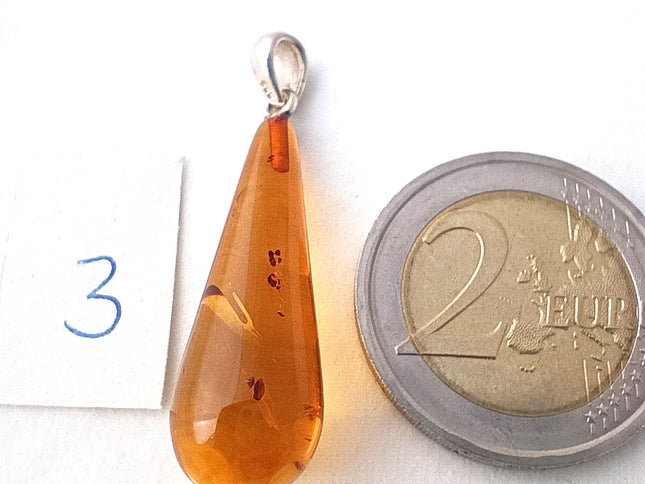 schmaler Bernsteintropfen Nr. 3 mit 2 Euromünze als Größenvergleich