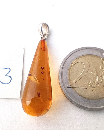 schmaler Bernsteintropfen Nr. 3 mit 2 Euromünze als Größenvergleich
