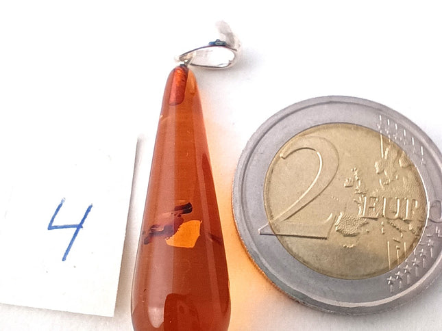 schmaler Bernsteintropfen Nr. 4 mit 2 Euromünze als Größenvergleich